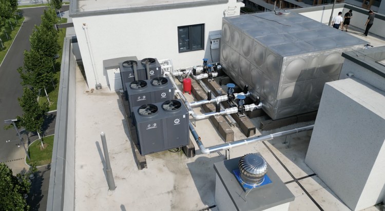 鹤壁新永基教育城宿舍楼顶热水机组与水箱安装实拍